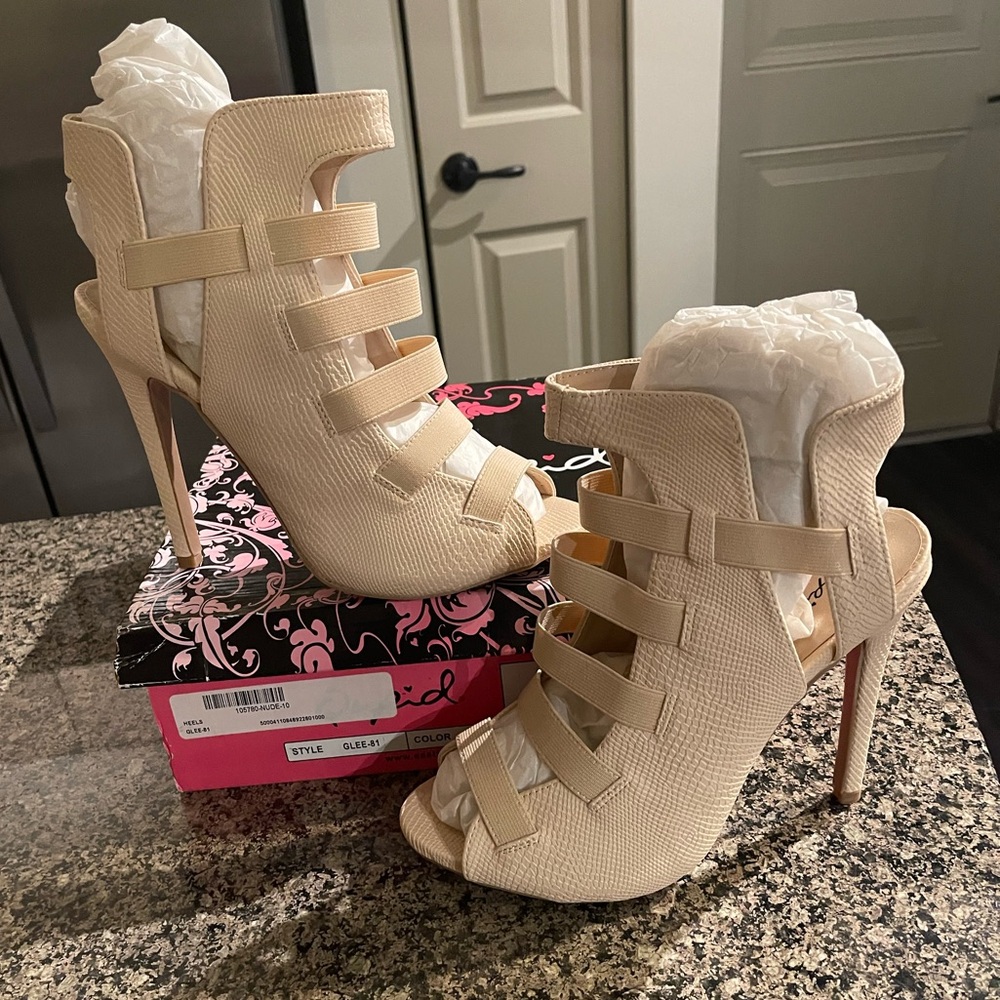 Quipid Light Cream Ankle Sandals Size 10